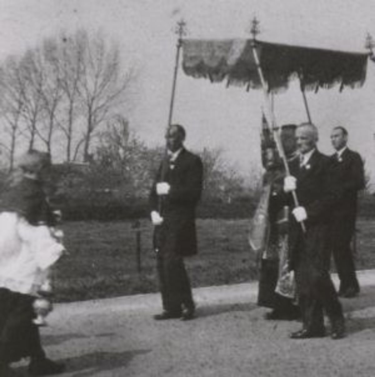 Voorbeeld van achteruitlopende misdienaar met wierookvat