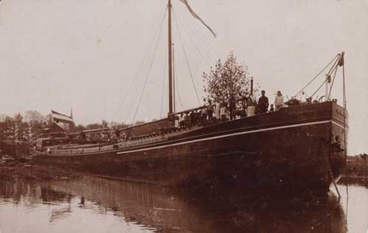 Raamsdonk, Scheepswerf van T. Oostlanden aan de haven te Geertruidenberg (geen datum)