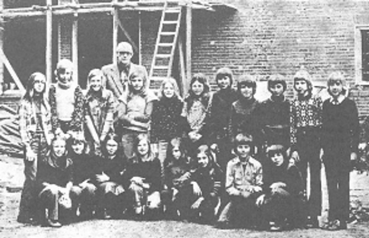Meister Ghijssen voor de school tijdens de verbouwing