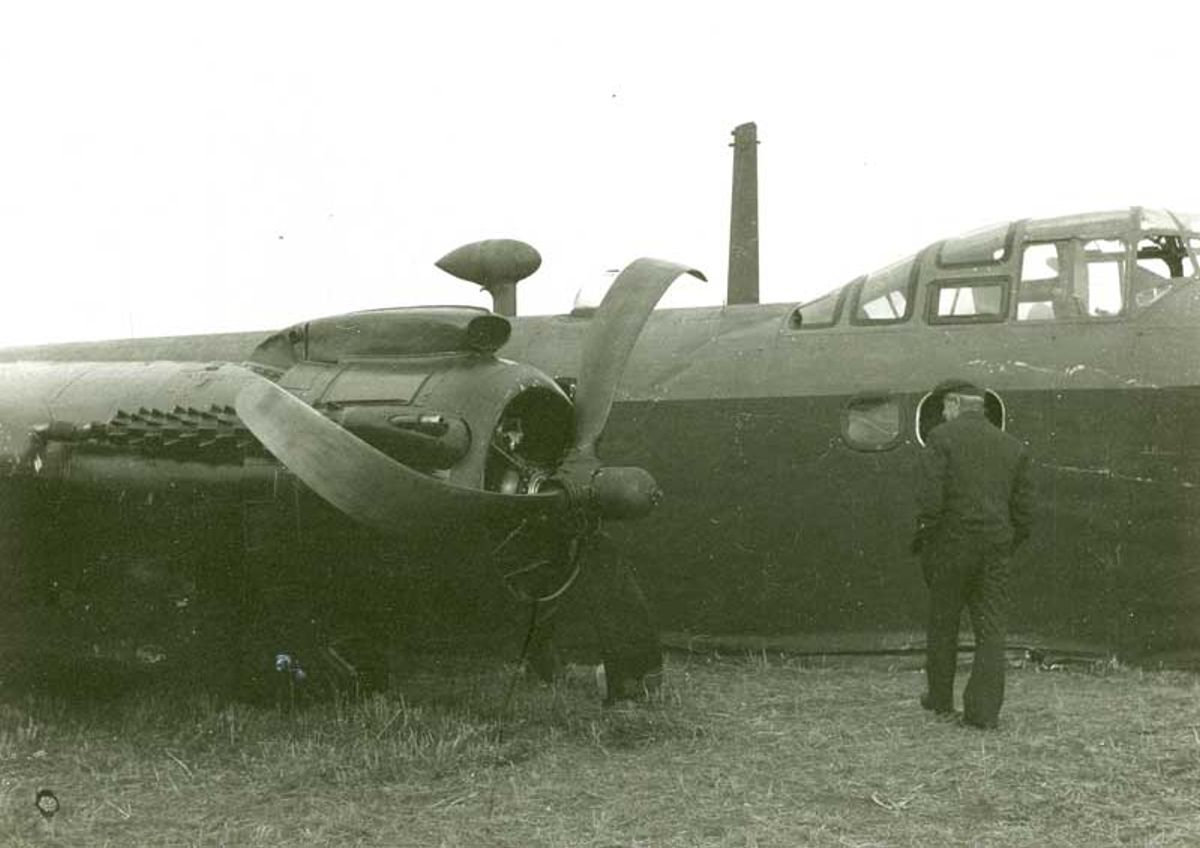 De Short Stirling na de noodlanding bij Haren (foto: Leo van den Berg)