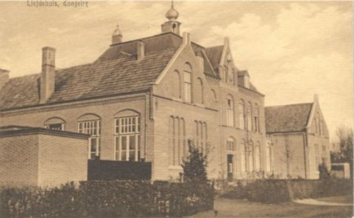 Het Liefdehuis met rechts het klooster van de Zusters van Liefde, geheel rechts nog een gedeelte van de lagere school (bron: RHCe)