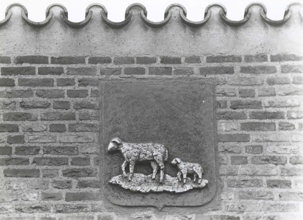 Het oude gemeentewapen van Haaren, gevelsteen in het gemeentehuis (collectie BHIC, fotonummer FOTOHA.0534)