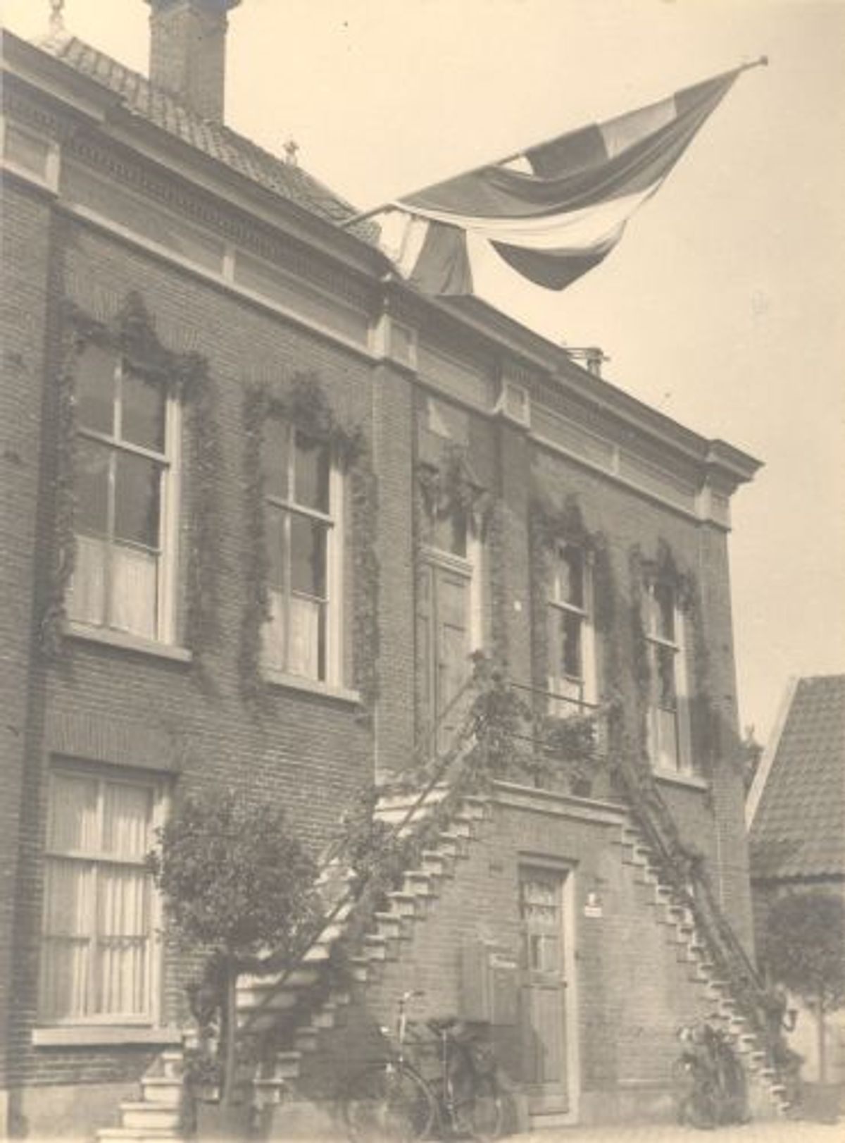 Het versierde raadhuis