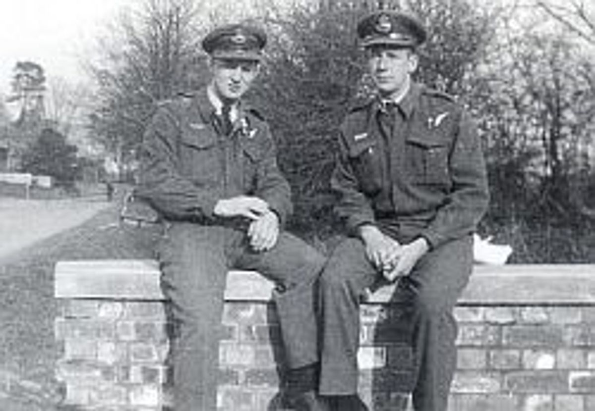 Navigator Roy Carter (links) op zijn thuisbasis Skipton in Yorkshire, Engeland, 1944