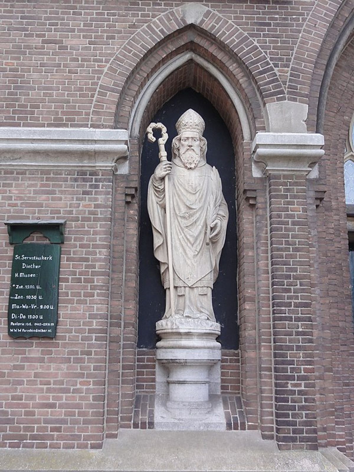 Beeld van St. Servatius in de gevel van de Dintherse kerk (foto: Havang. Bron: Wikimedia Commons; Publiek domein)