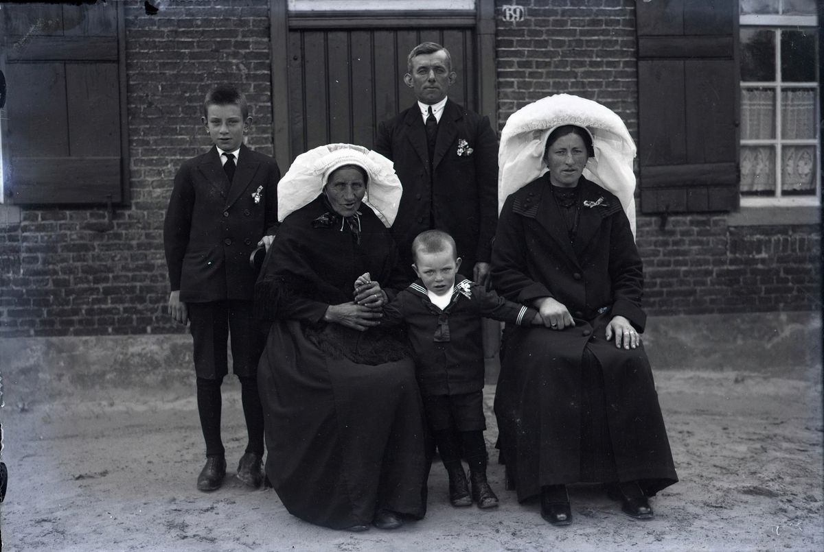 Gouden bruiloft echtpaar Geerts, Gemonde 1932 (foto: Fotopersbureau Het Zuiden, collectie BHIC: 1633-005490)