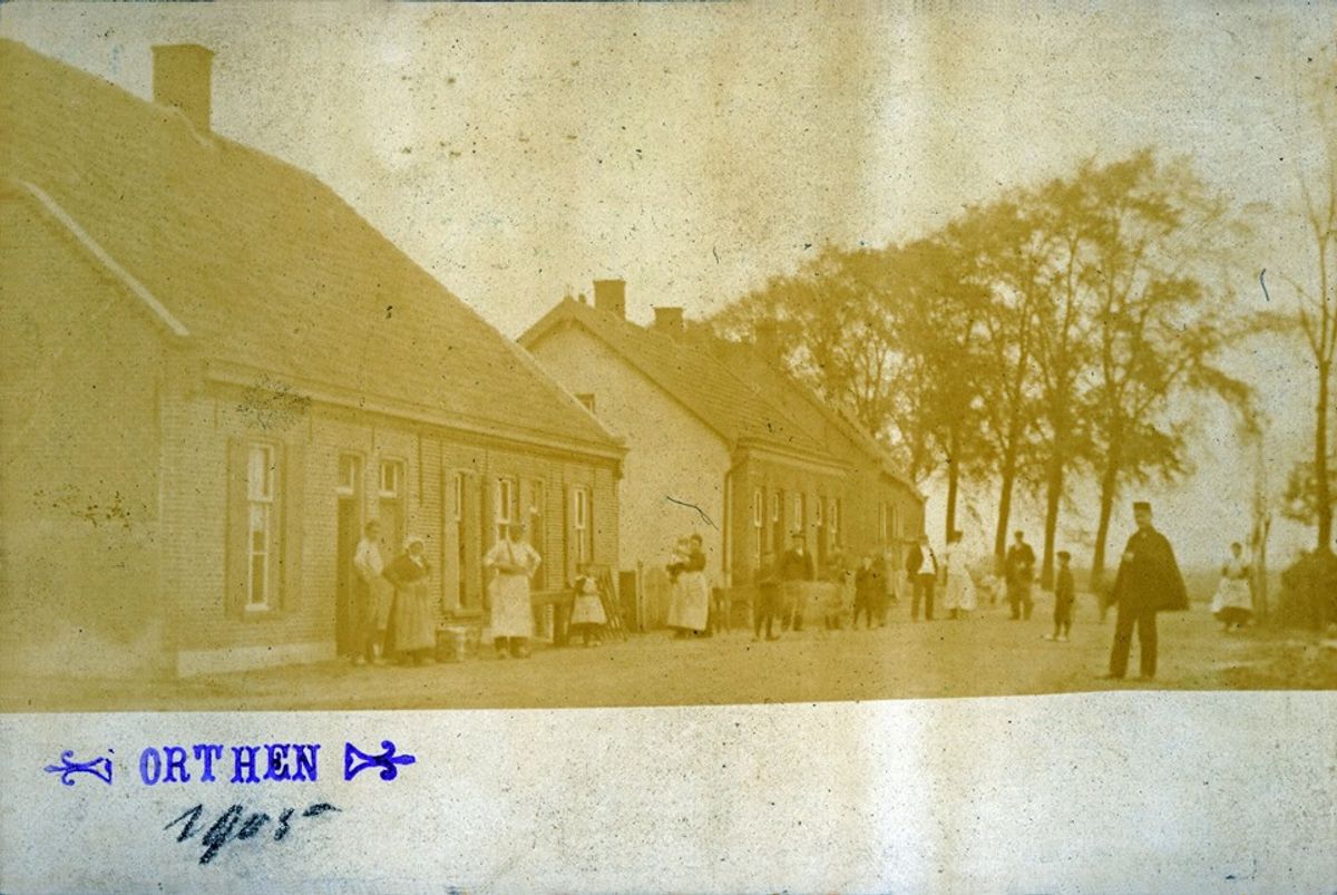 In 1905 maakte een rondreizende fotograaf foto's van het dorp Orthen (coll. Heemkundekring Orthense Schaar)
