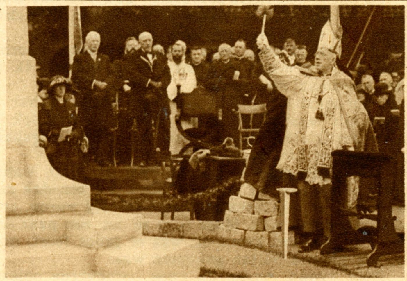 Z.D.H. Mgr. Diepen zegent het H. Hartmonument.