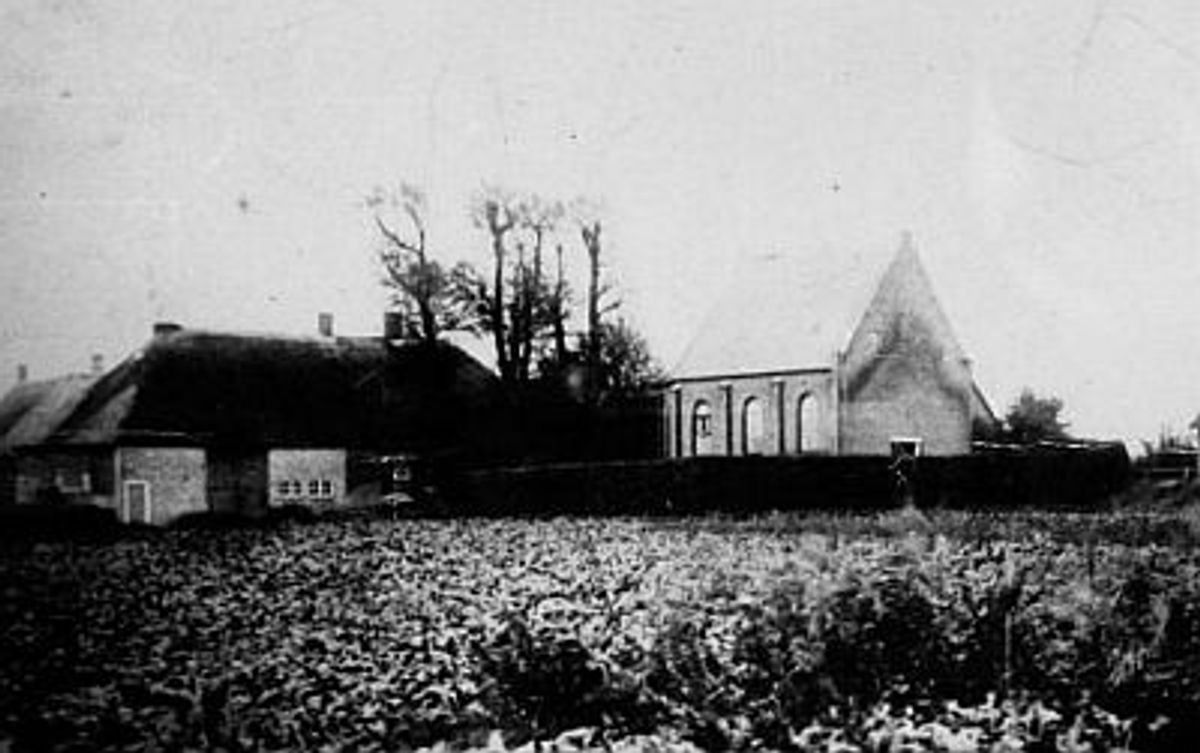 Kerkje van Doeveren, met links de boerderij van Boll. Foto Collectie SALHA, nr WAA10491