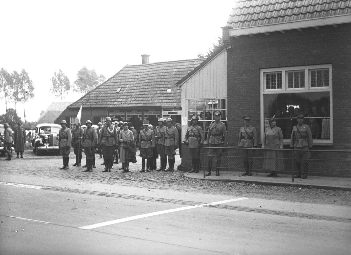Koningin Wilhelmina inspecteert de in Heesch gelegerde IIIe VERKA (Verkenningsafdeling), 13 oktober 1939. Rechts naast haar staat Generaal Reynders. Foto: Fotopersbureau Het Zuiden. BHIC, fotonummer 1641-000096