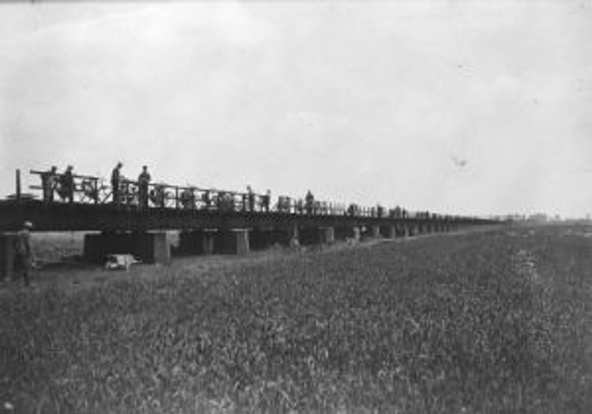 De spoorbrug (doorlaatbrug) van Huisseling
