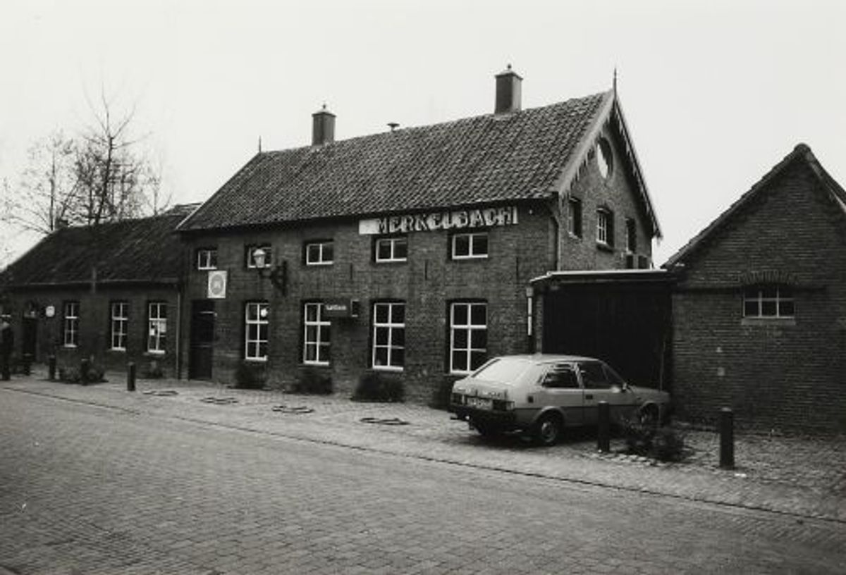 Werkplaats van de stoelenfabriek van Merkelbach, gebouwd in 1864 (Collectie PNB, 1989)