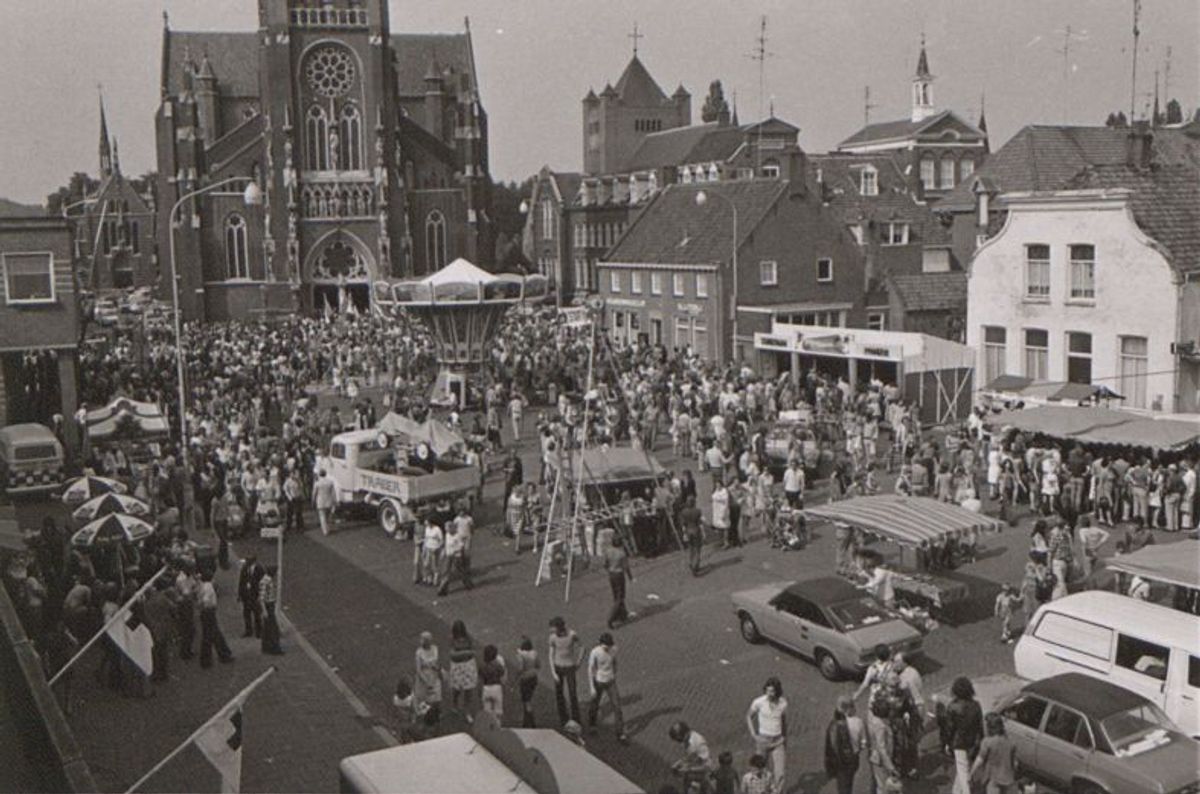 de Markt in 1974 op de kermis