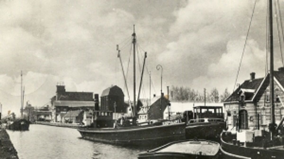 de Koopvaart 1 in de haven van Veghel