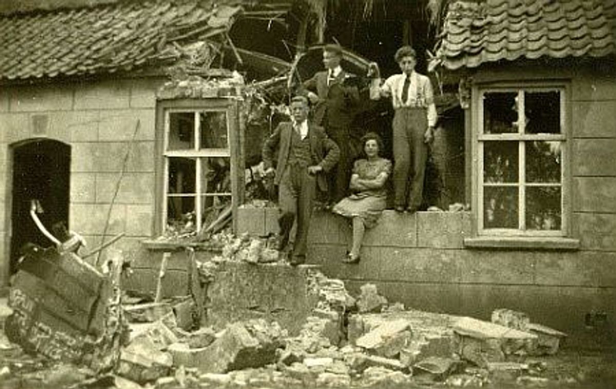 Boerderij van de familie Vissers met de motor van het toestel (Foto Collectie Willie Bloks-du Maine)