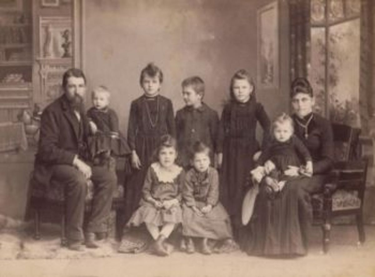 Gezin Weyenberg-Toonen, Frank staat achter midden. Foto circa 1890
