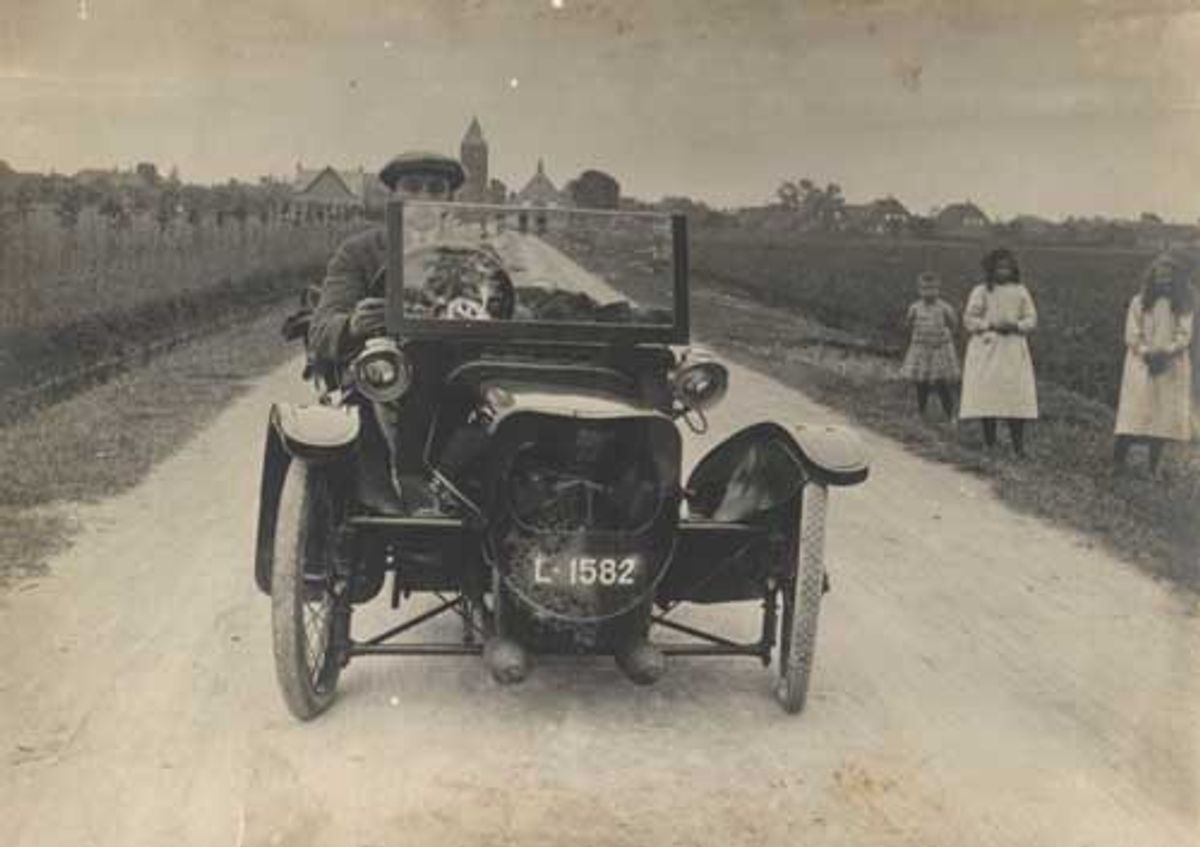 Herpt, Provinciale weg van Herpt naar Heusden. Op de achtergrond de Hervormde St. Trudokerk. Het gebouw rechtsvoor is de noodkerk van Herpt, ca. 1920 (Salha, hsd04014)
