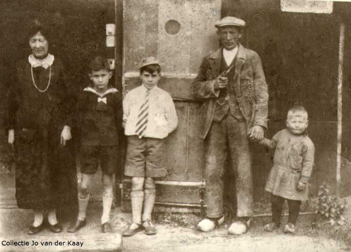 Anna Schindler met twee logés voor de watermolen, met rechts molenaar Johannes Poos en zoon Wim.