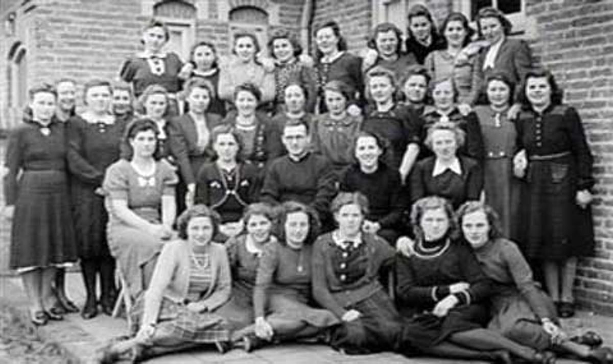 Dienstbodencursus, in het midden rector Van den Berk, 1939-1944 (foto: collectie Katholiek Documentatie Centrum, id.nr. AFBK-1a6483)