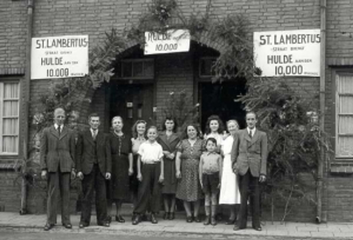 de St.-Lambertusstraat brengt hulde aan de 10.000ste inwoner, sept. 1947