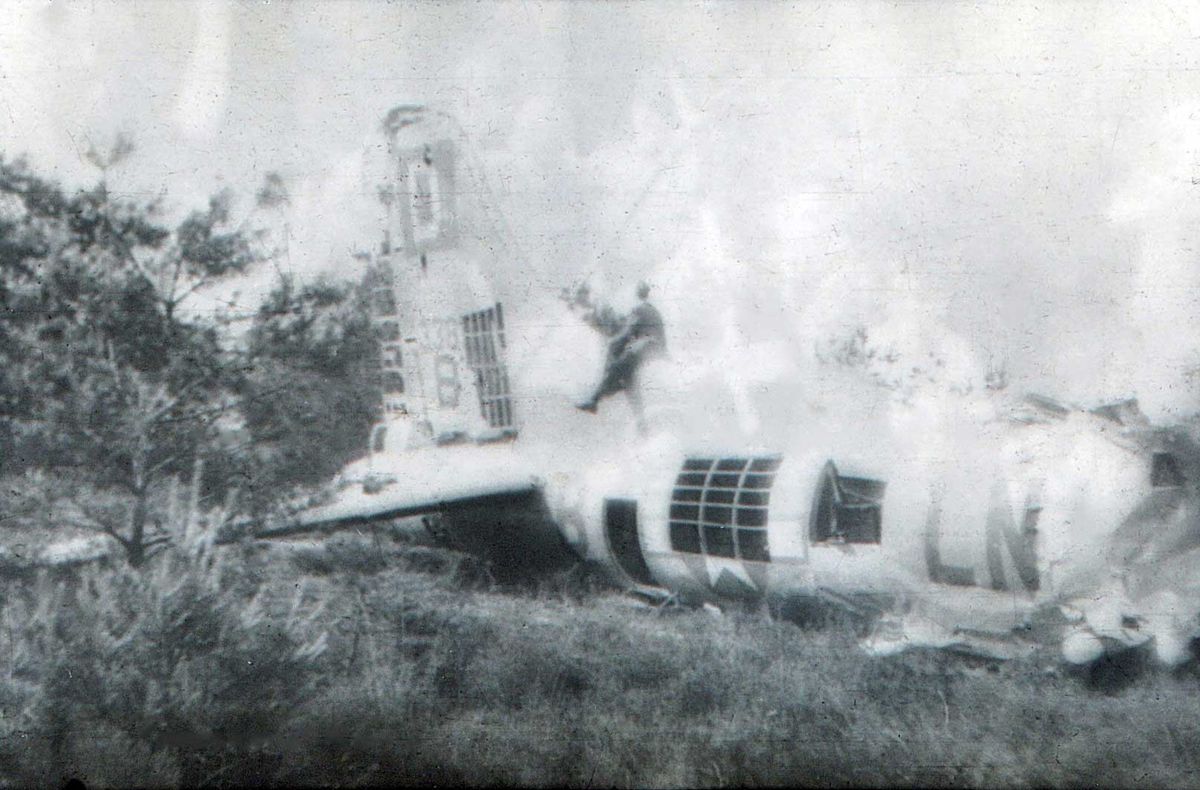 Het wrak van de B-17G is al gedeeltelijk gesloopt (bron foto: collectie Heemkundekring De Drie Heerlijkheden. Eerder gepubliceerd in: José Buiks en Jan Bastiaansen, Oorlog en bevrijding : Zundert en Rijsbergen 1940-1945, uitg. Heemkundekring De Drie Heerlijkheden, 1994)