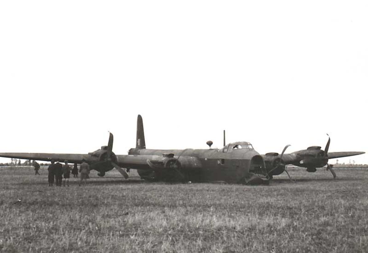 Burgers bekijken de Short Stirling na de noodlanding bij Haren (foto: Leo van den Berg)