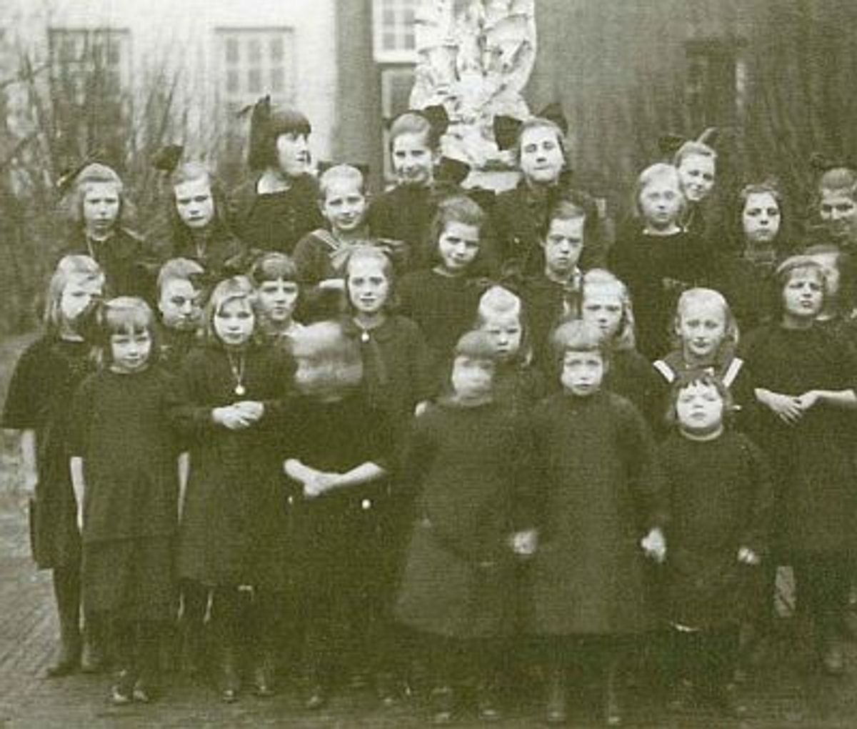 Leerlingen uit de beginjaren van Huize Vincentius (Foto: Archief Zusters van de Choorstraat)