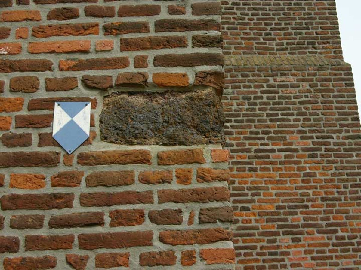 Een hoeksteen van ijzerbroeksteen in de kerktoren van Sint Hubert. Foto: Geurt Franze