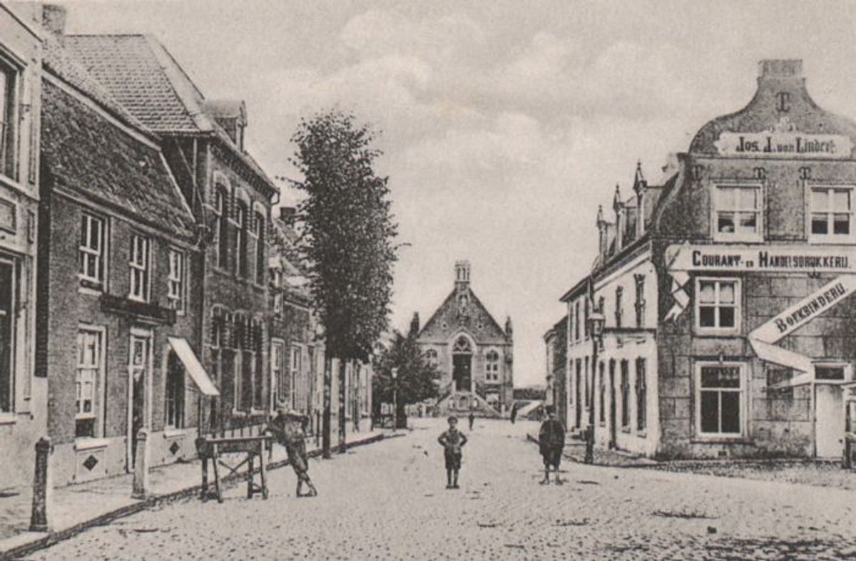 Het raadhuis met rechts op de voorgrond drukkerij Lindert, 1905 (J.W. Becker)