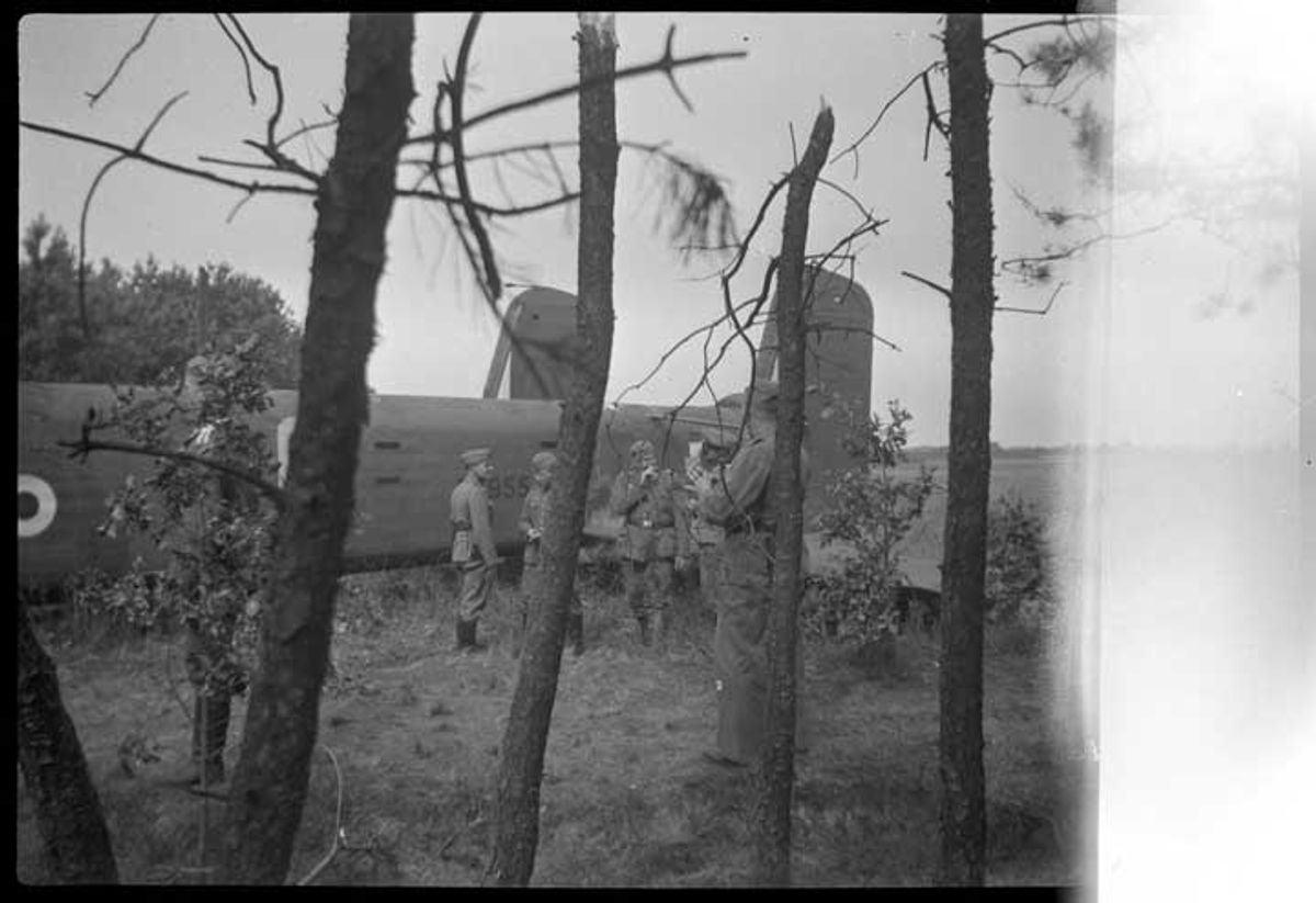 Duitse militairen bij de Armstrong Withworth Whitley V, die in Rijsbergen neerstortte (foto: Henk Reysoo, vriendelijk beschikbaar gesteld door de familie Reysoo)