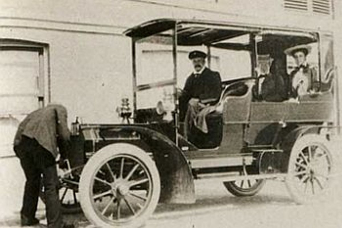 Van Lanschot achter het stuur in 1905. Het kenteken 412 is zichtbaar op de radiator.