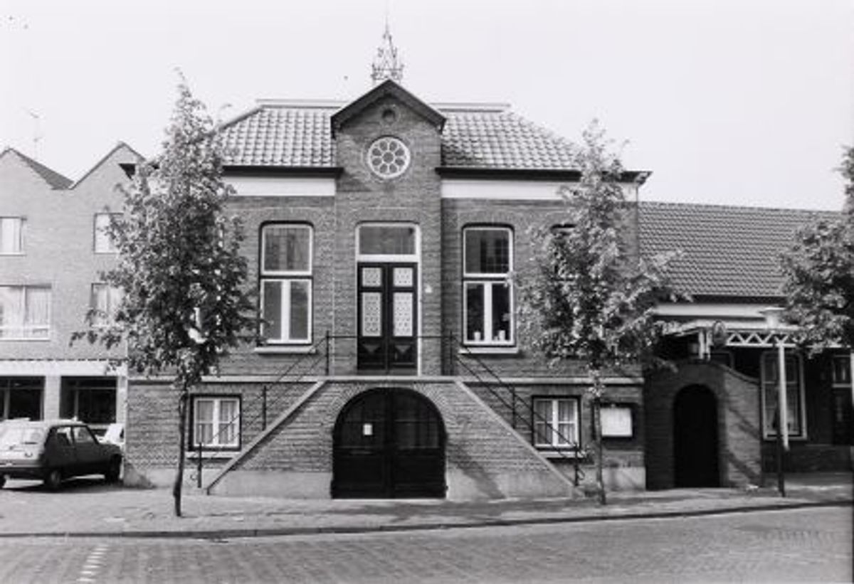 Het raadhuis, gebouwd in 1866-1867 (Collectie PNB, 1989)