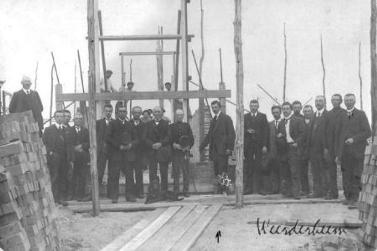 Bouw van de lagere school, ca. 1915 (bron: HKK Weerderheem)