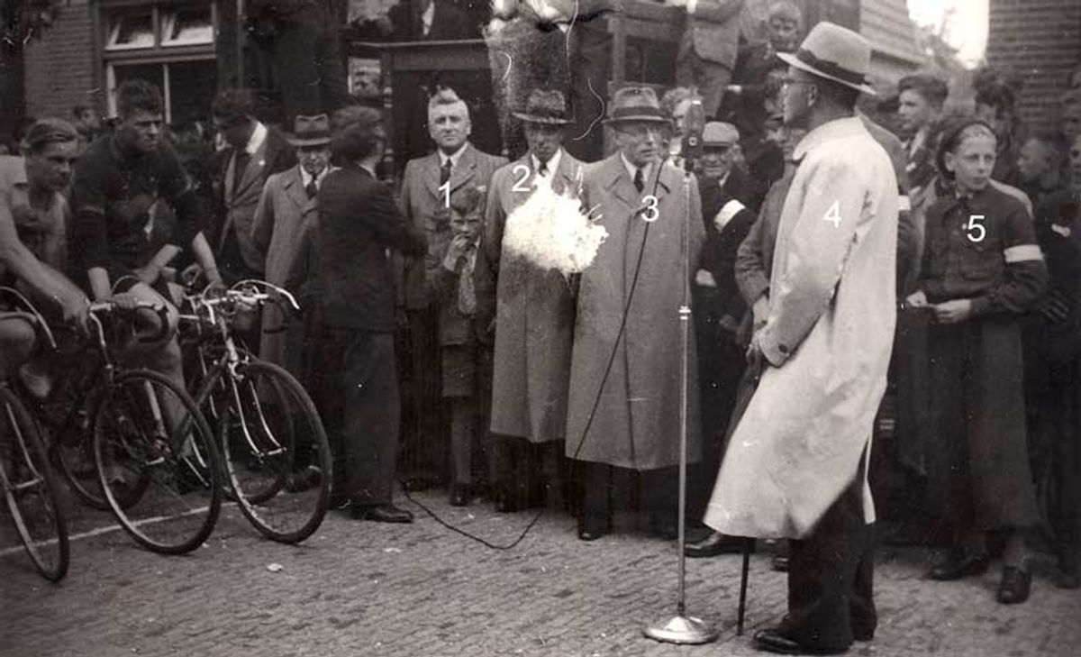 Op de foto: 1. Cornelis van der Plas (onderwijzer); 2. Kees Roelen; 3. Sjef van Dalen; 4. Burgemeester Christ Hermus; 5. Piet van Dalen (foto: Jan Stoop)