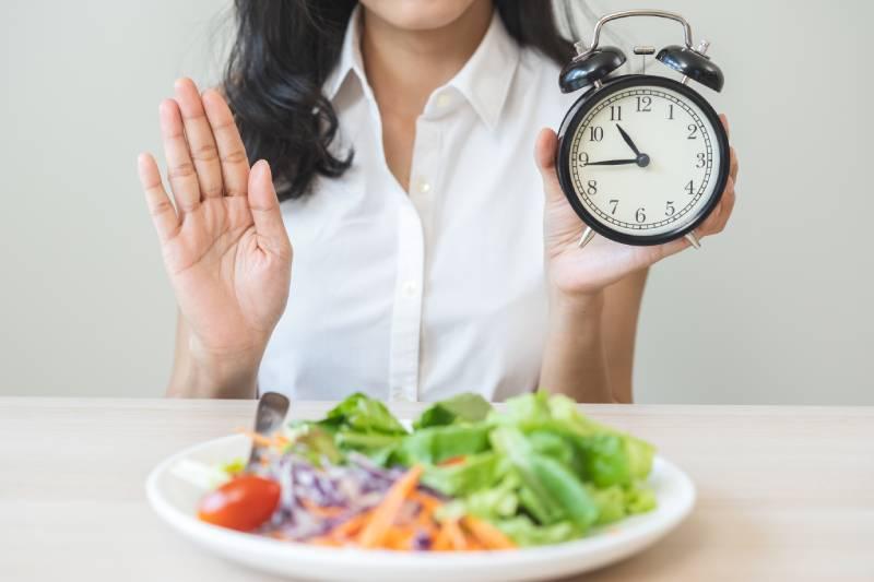 jeune-intermittent-sauter-le-repas-du-soir