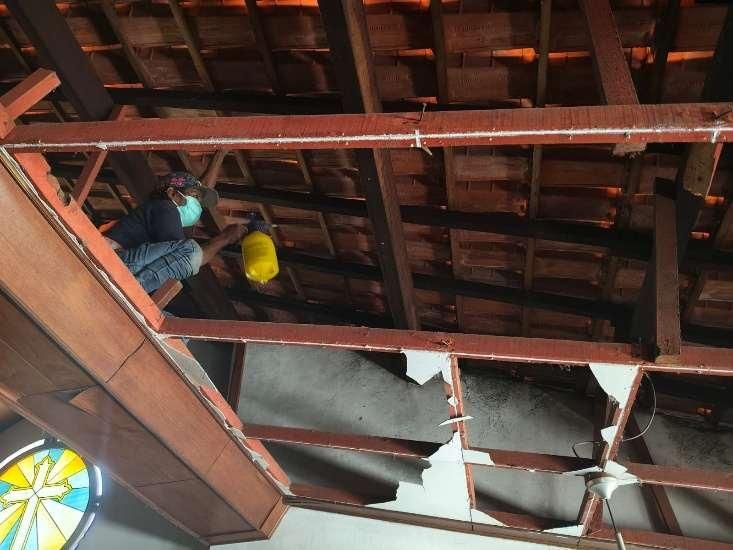 Pekerjaan Bongkar Plafond & Treatmen Rangka Atap Existing