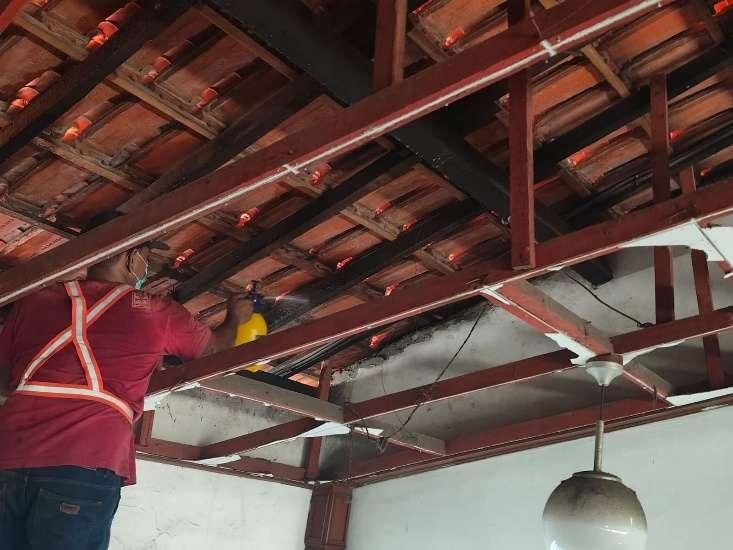 Pekerjaan Bongkar Plafond & Treatmen Rangka Atap Existing