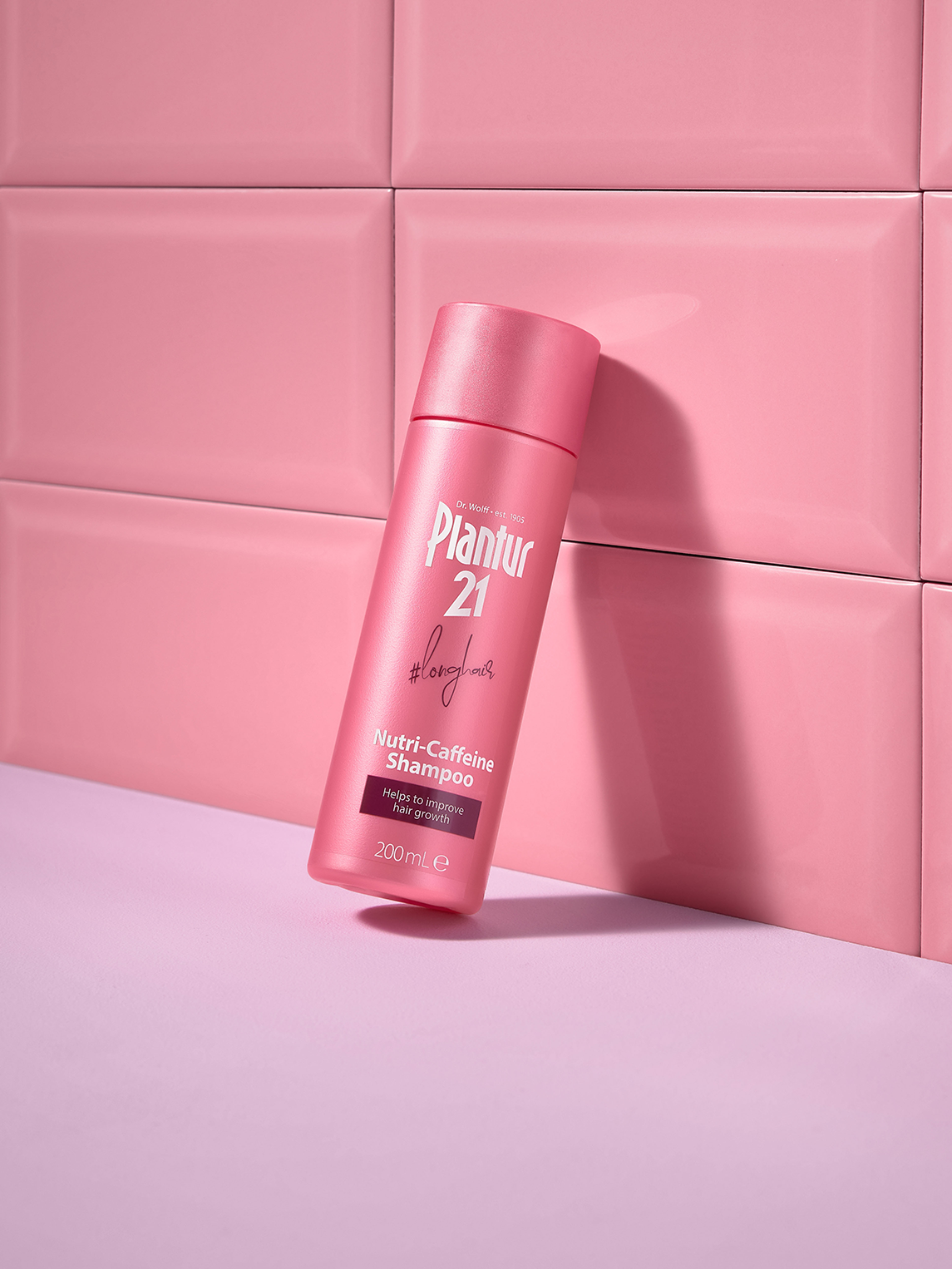 Plantur 21 Shooting Produkt vor Pinker Kachelwand