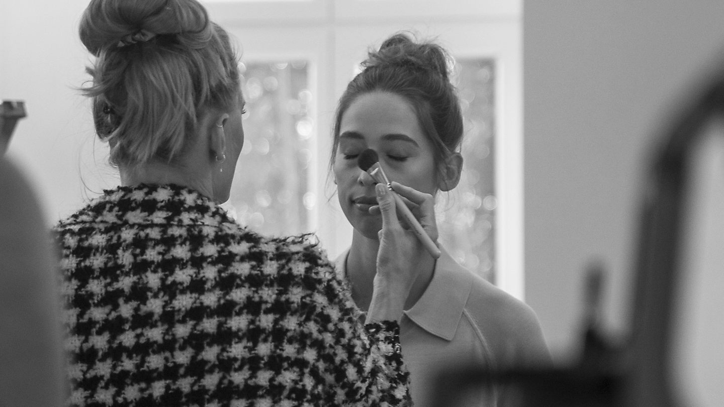 Visa am Set und pudert das Model ab