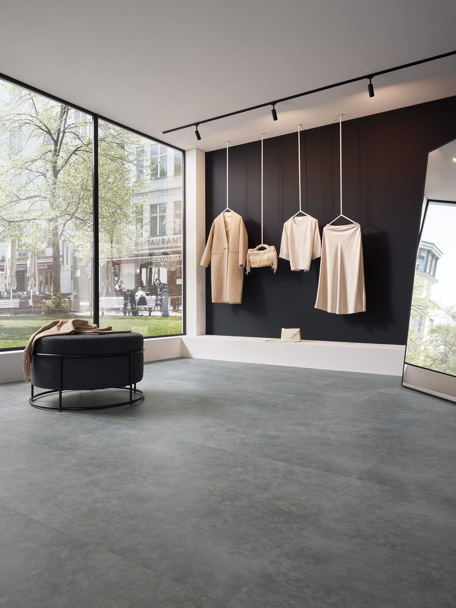 Ein Fashionstore mit Auslage von Kleidung mit einem tollen Boden