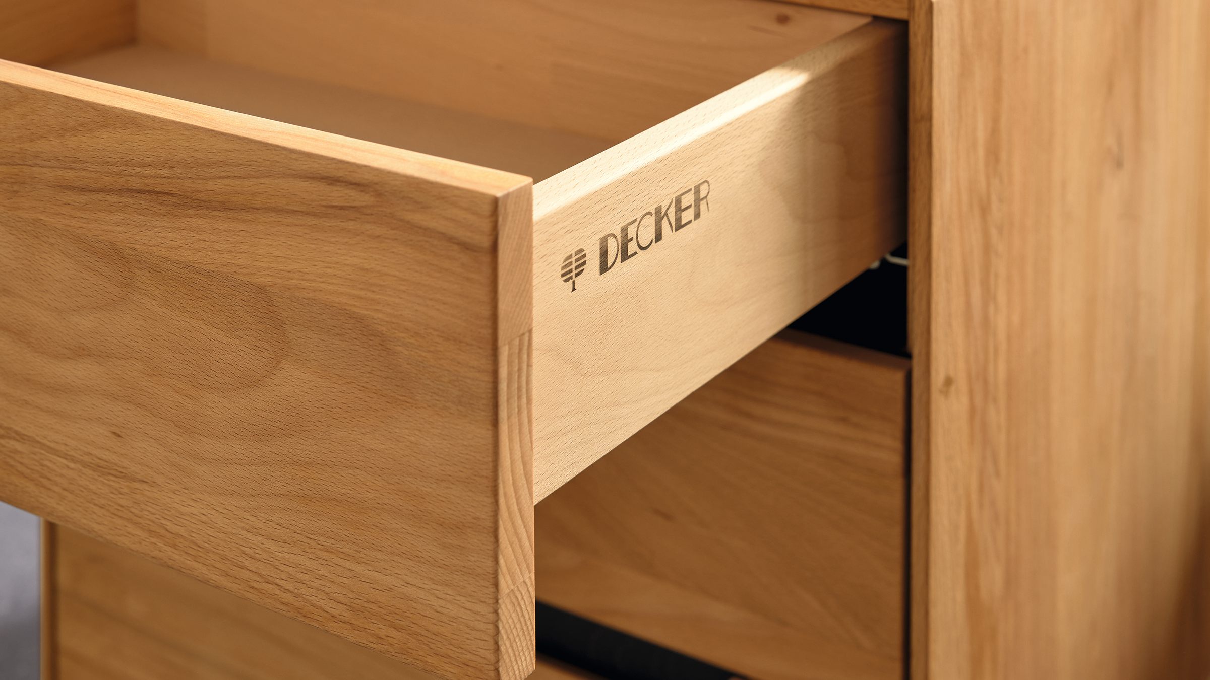Decker Nachtschrank mit Auszug in Kernbuche
