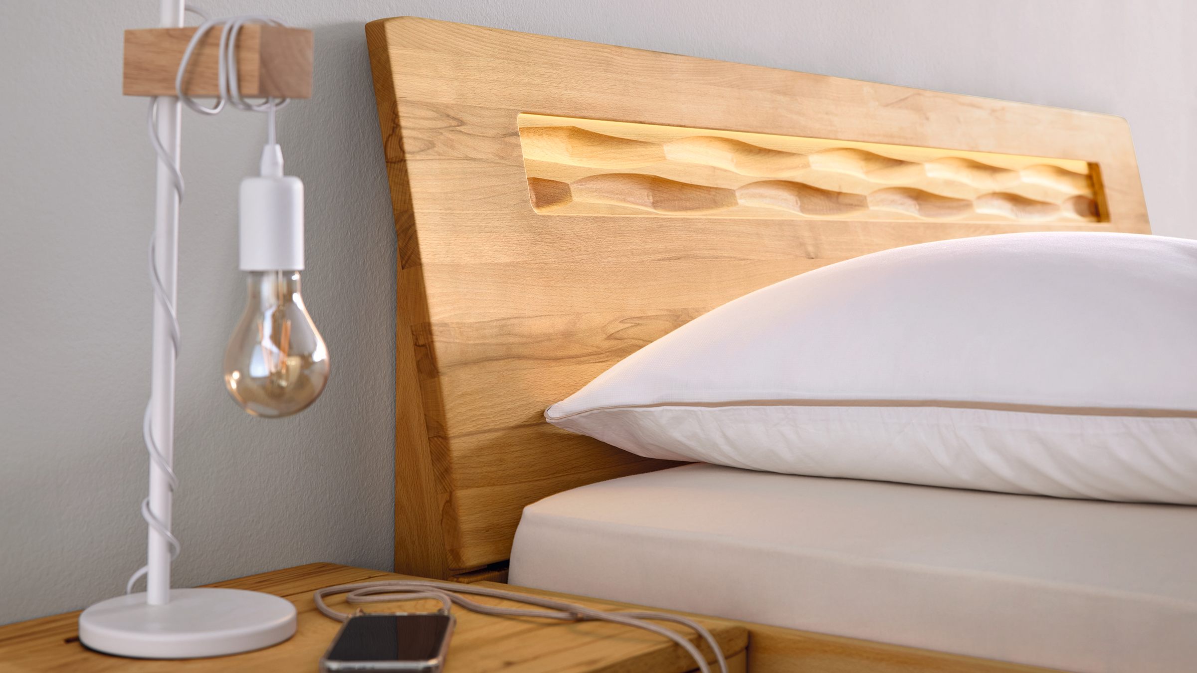 Decker Schlafzimmer Massivholzmöbel Bett und Nachttisch mit weißer Deko