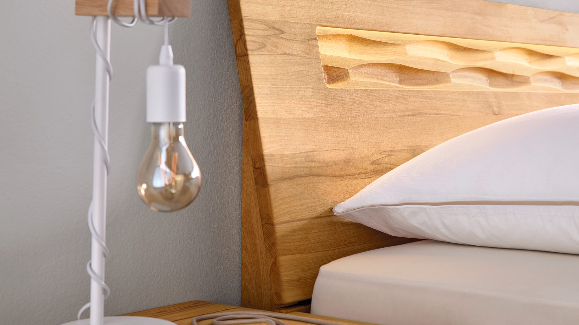 Decker Schlafzimmer Massivholzmöbel Bett und Nachttisch mit weißer Deko