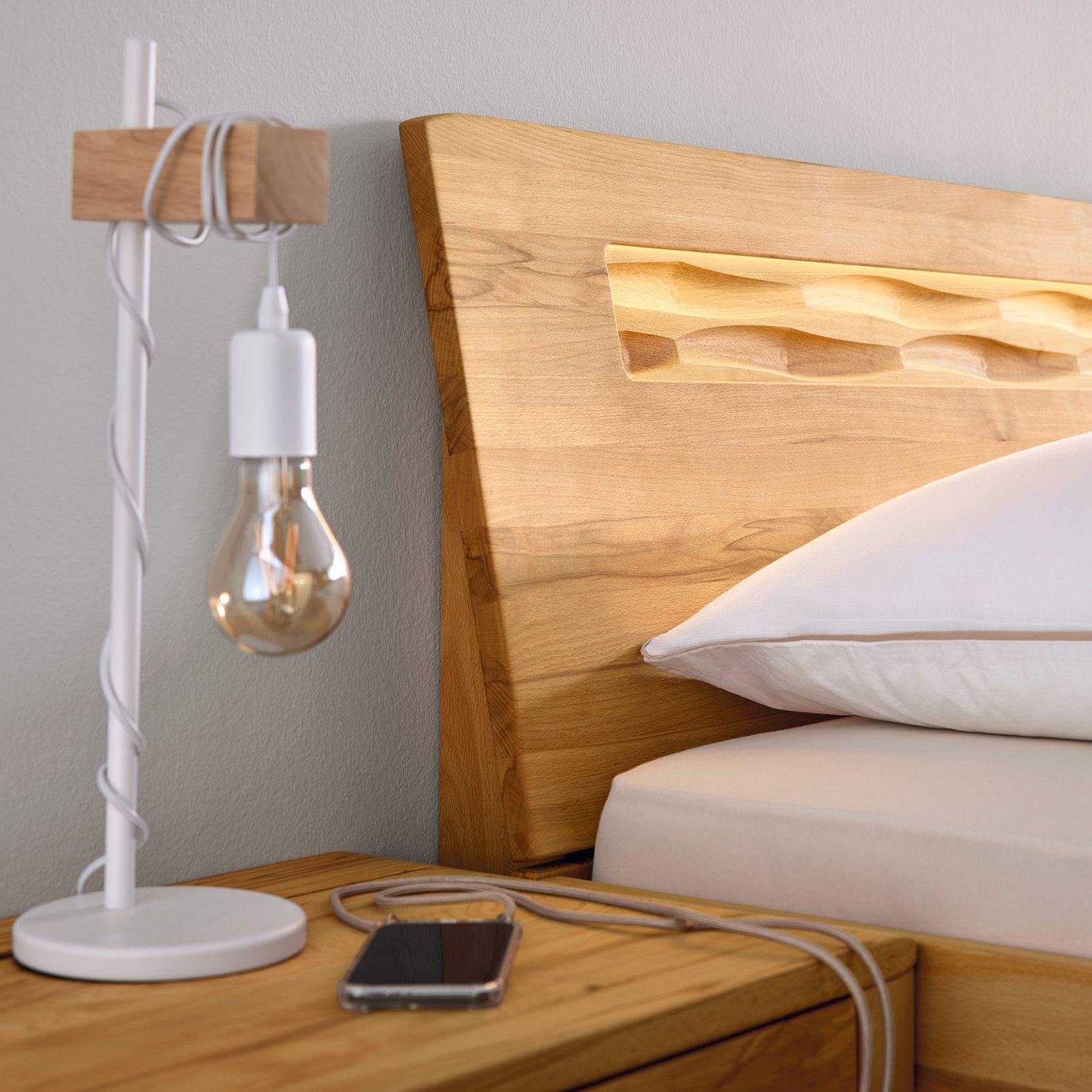 Decker Schlafzimmer Massivholzmöbel Bett und Nachttisch mit weißer Deko