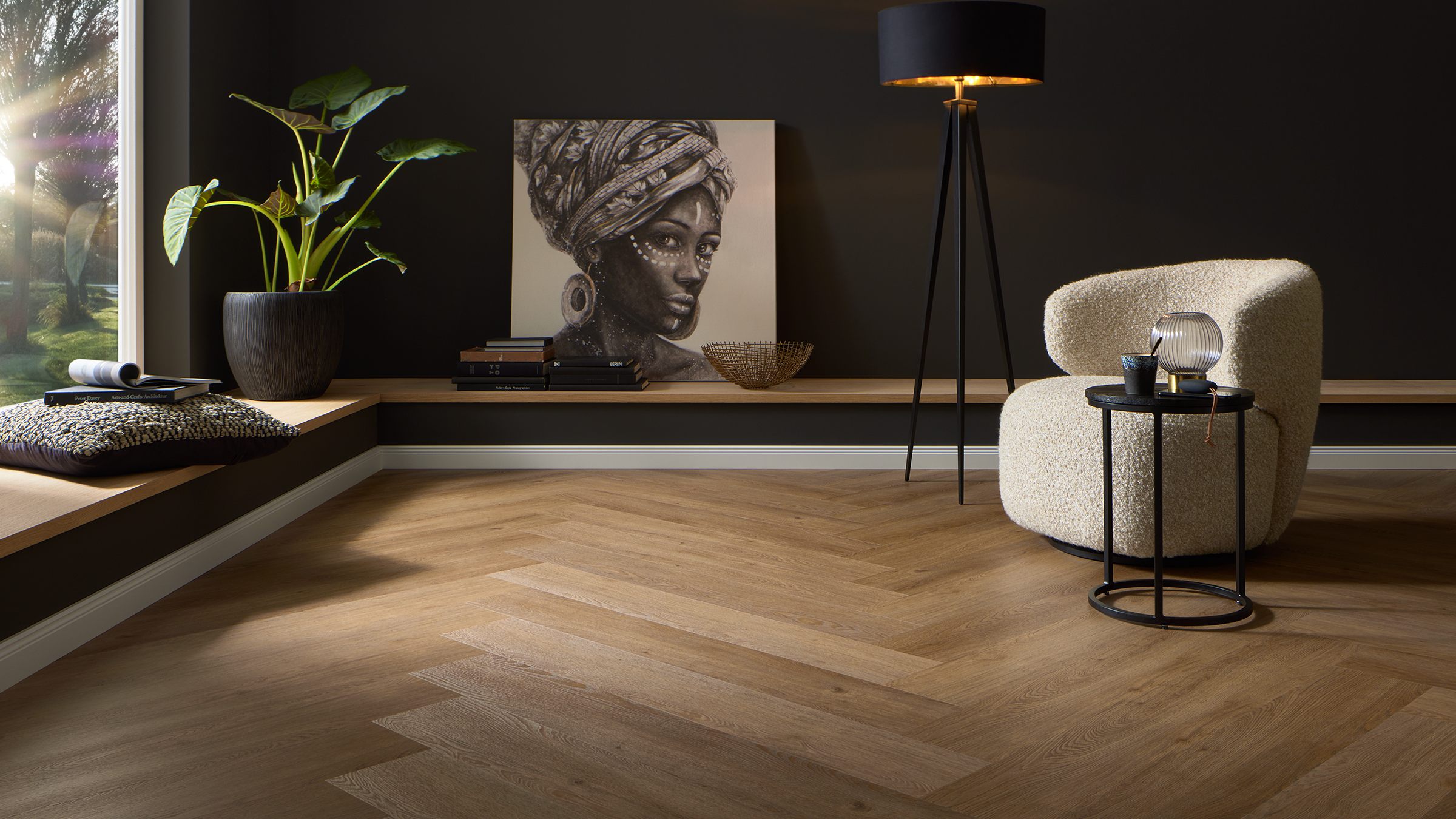 Wineo Holzfußboden in einer Leseecke mit reduzierter Deko und Lesessel