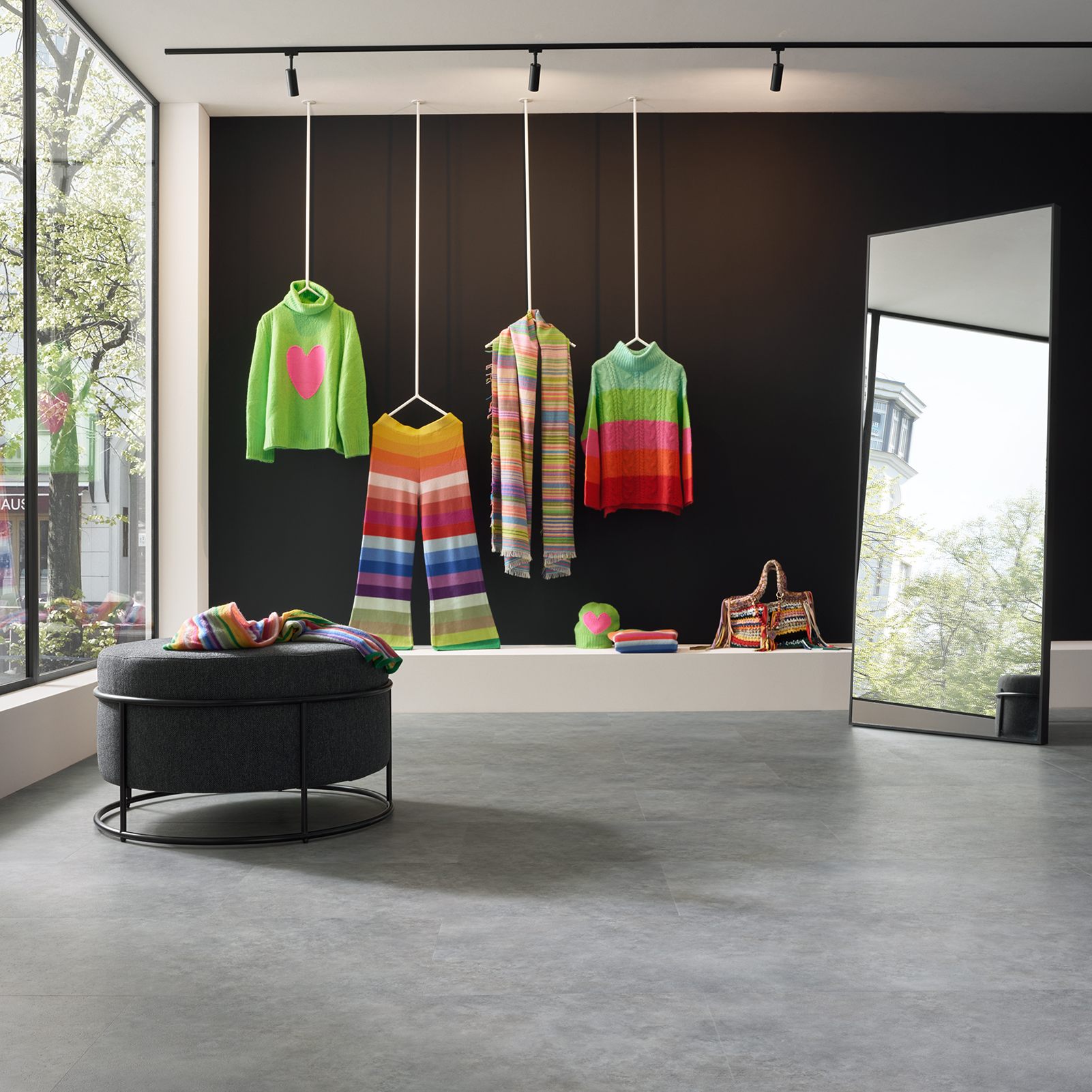 Fashionstore mit bunten Klamotten hängend