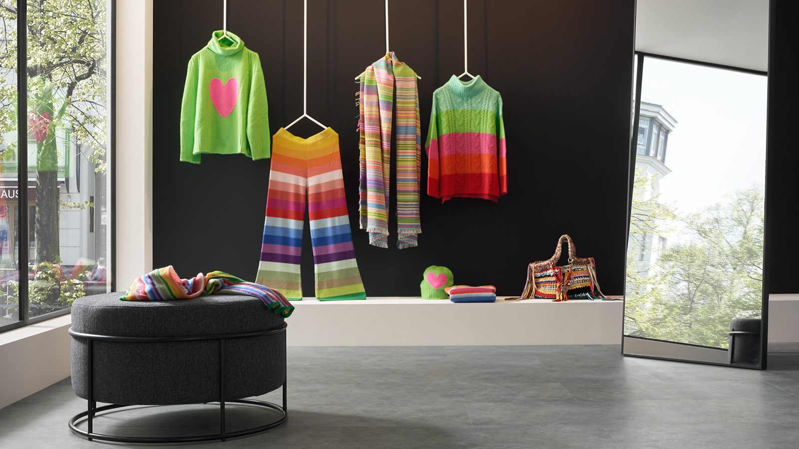 Fashionstore mit bunten Klamotten hängend