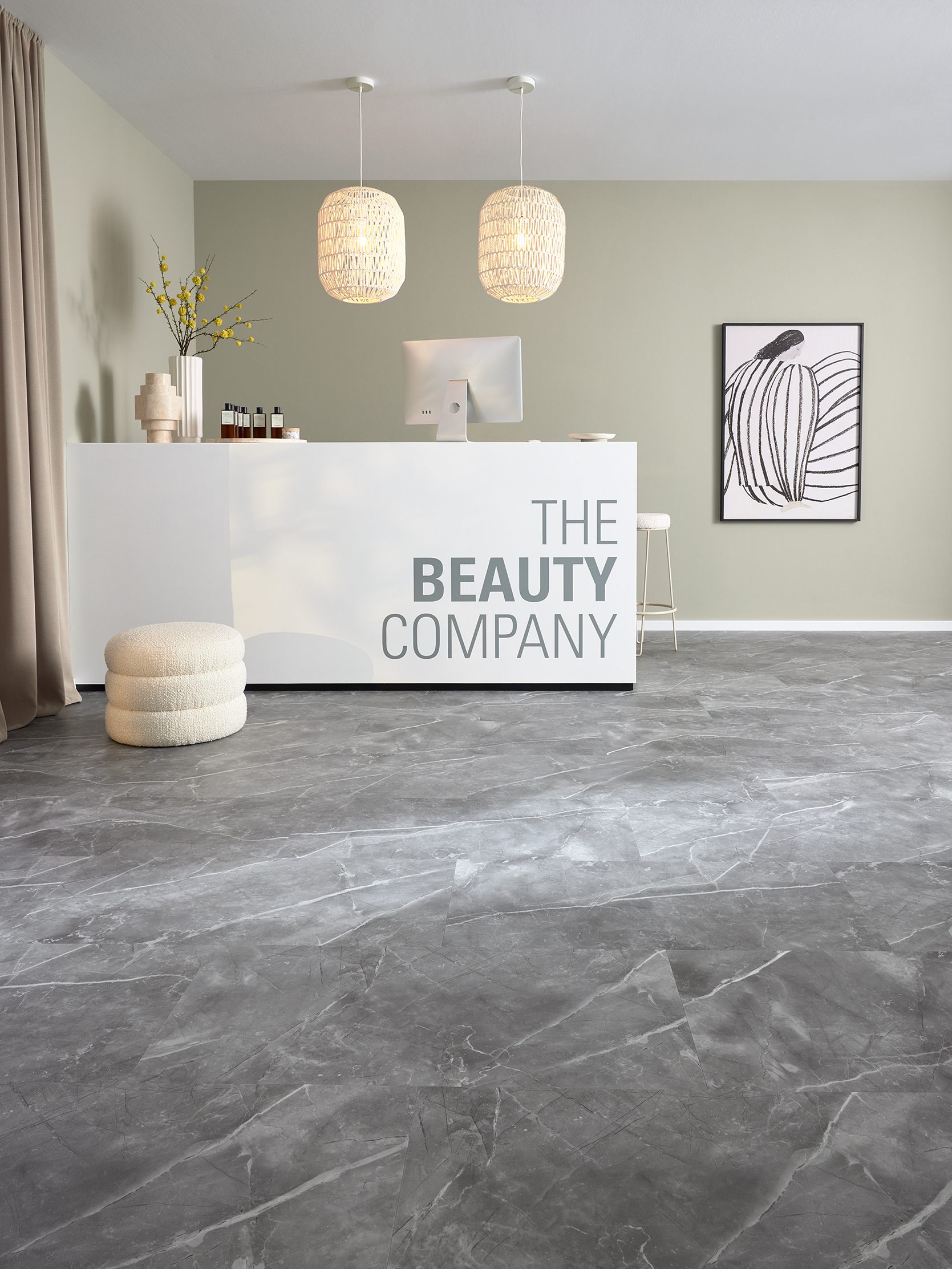 Ein Empfangstresen in einem Beautysalon mit tollem Marmorboden