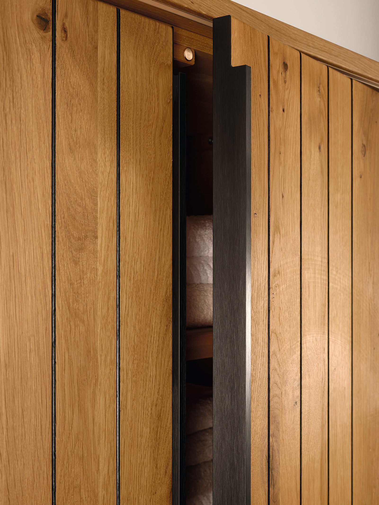 Decker Kleiderschrank mit schwarzen Elementen Detailaufnahme