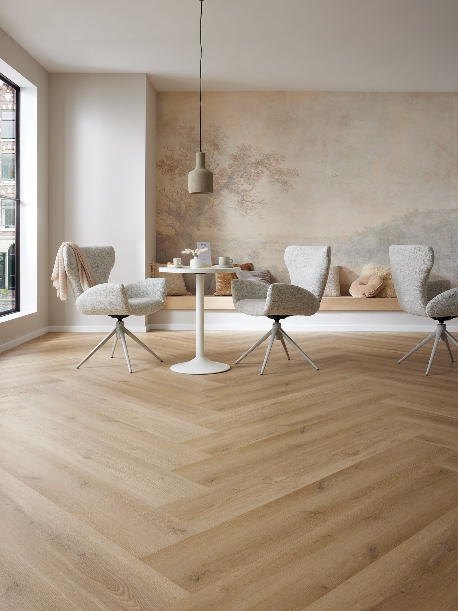 eine Gastronomie mit einem hellen Holzfußboden mit hellen Möbeln und Bistrotischen